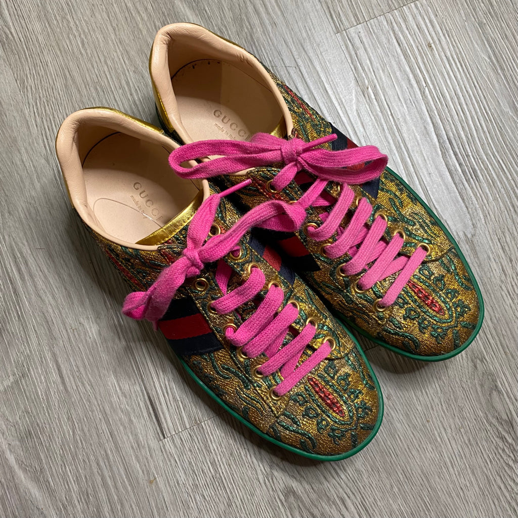 GUCCI Size 7 1/2 BOUTIQUE