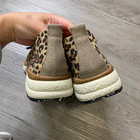 Load image into Gallery viewer, OTBT Size 7 1/2 SHOE
