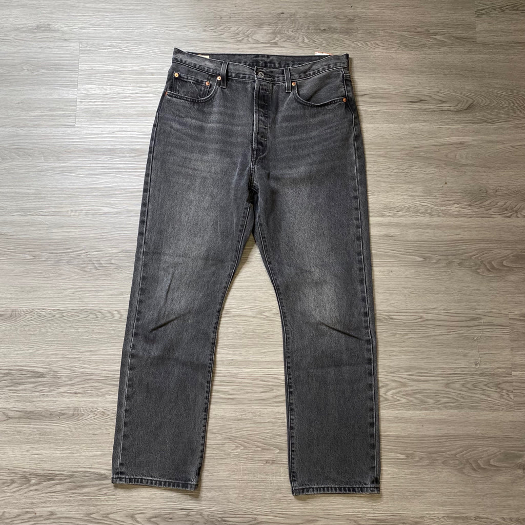 LEVIS Size 33/16 PLUS