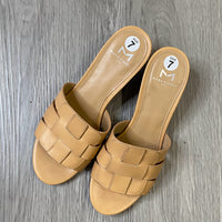 Load image into Gallery viewer, Marc Fisher Size 7 SHOE
