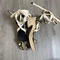 Load image into Gallery viewer, VINCE CAMUTO Size 9 1/2 SHOE
