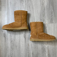 Load image into Gallery viewer, UGG Size 6 BOUTIQUE
