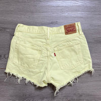 Load image into Gallery viewer, LEVIS Size 28/6 SHORTS
