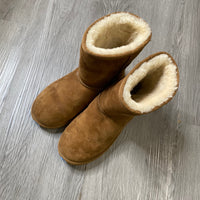 Load image into Gallery viewer, UGG Size 6 BOUTIQUE
