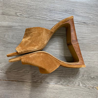 Load image into Gallery viewer, VINCE CAMUTO Size 8 SHOE

