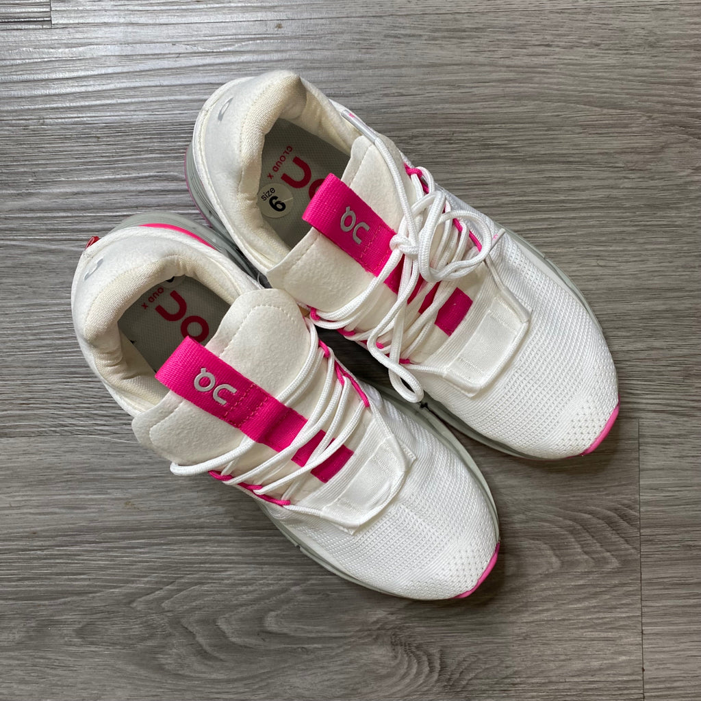 ON CLOUD Size 6 SHOE
