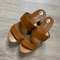Load image into Gallery viewer, Michael Size 6 1/2 SHOE
