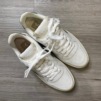 VEJA Size 8 BOUTIQUE