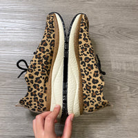 Load image into Gallery viewer, OTBT Size 7 1/2 SHOE
