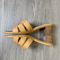 Load image into Gallery viewer, Marc Fisher Size 7 SHOE
