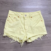 Load image into Gallery viewer, LEVIS Size 28/6 SHORTS
