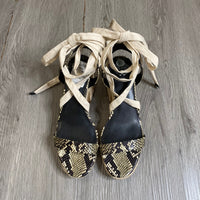 Load image into Gallery viewer, VINCE CAMUTO Size 9 1/2 SHOE
