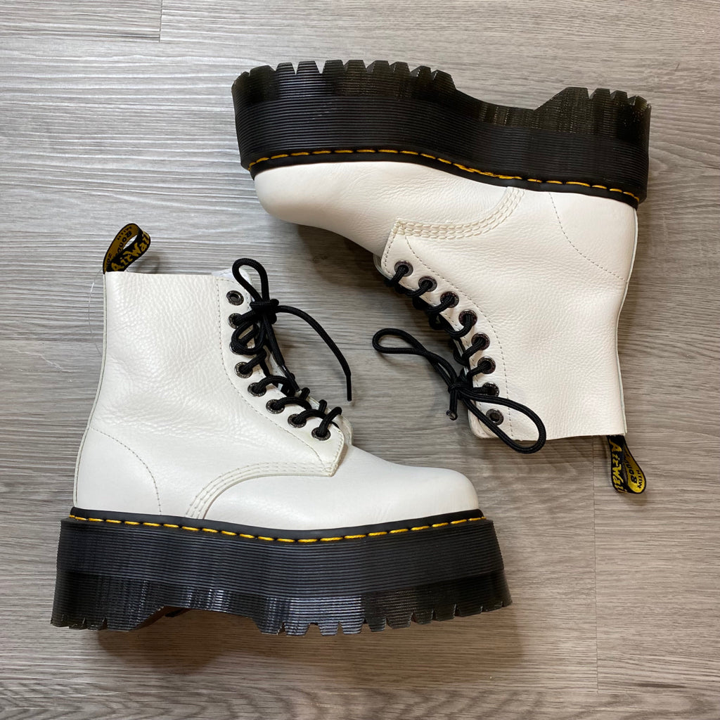 DR MARTENS Size 7 SHOE