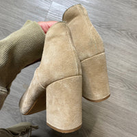 Load image into Gallery viewer, Chelsea &amp; Violet Size 7 SHOE
