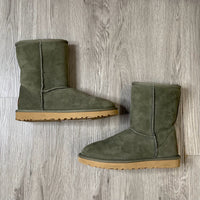Load image into Gallery viewer, UGG Size 9 BOUTIQUE
