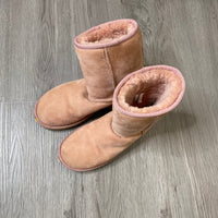 Load image into Gallery viewer, UGG Size 7 BOUTIQUE

